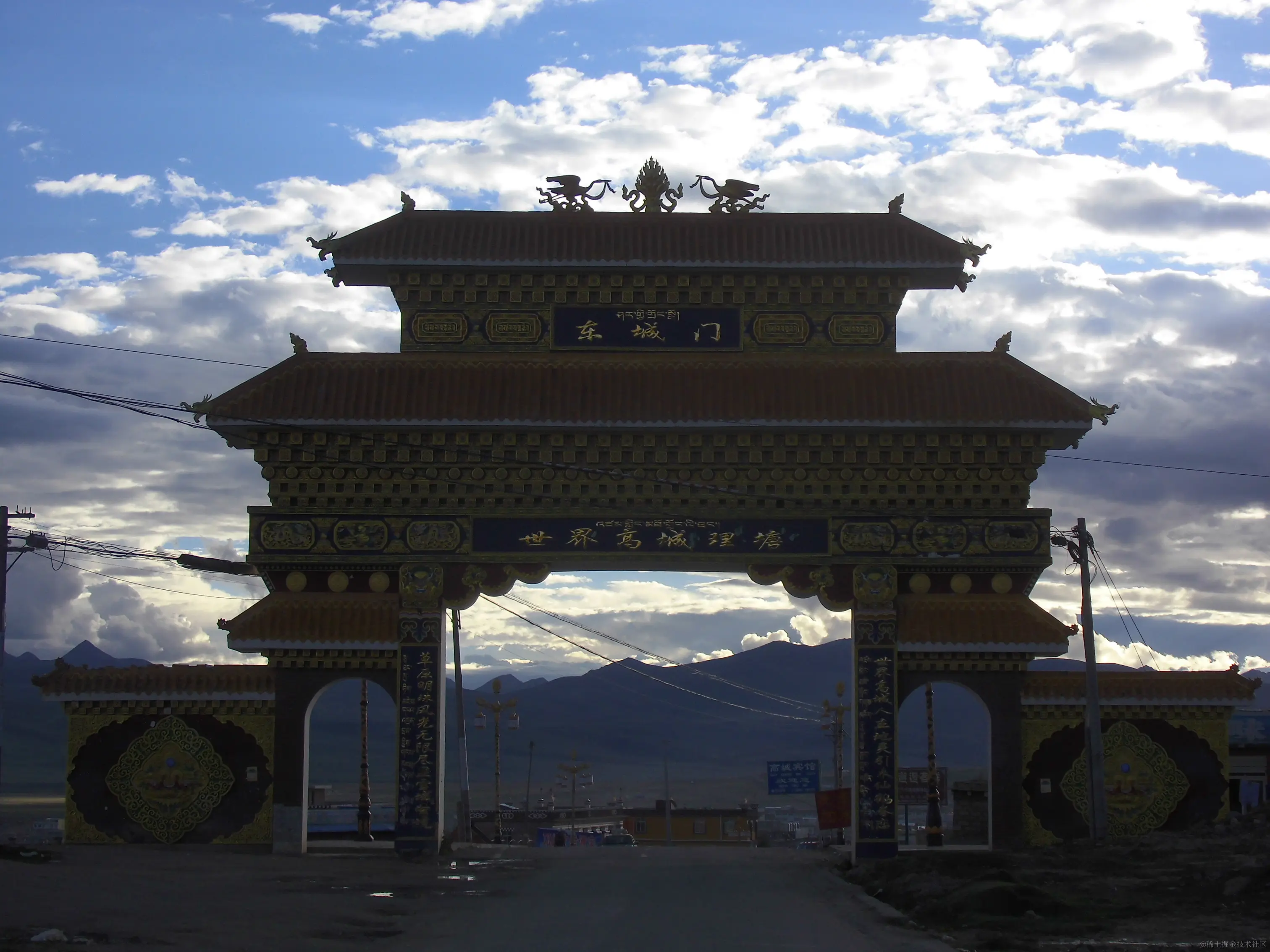 理塘东城门.jpg