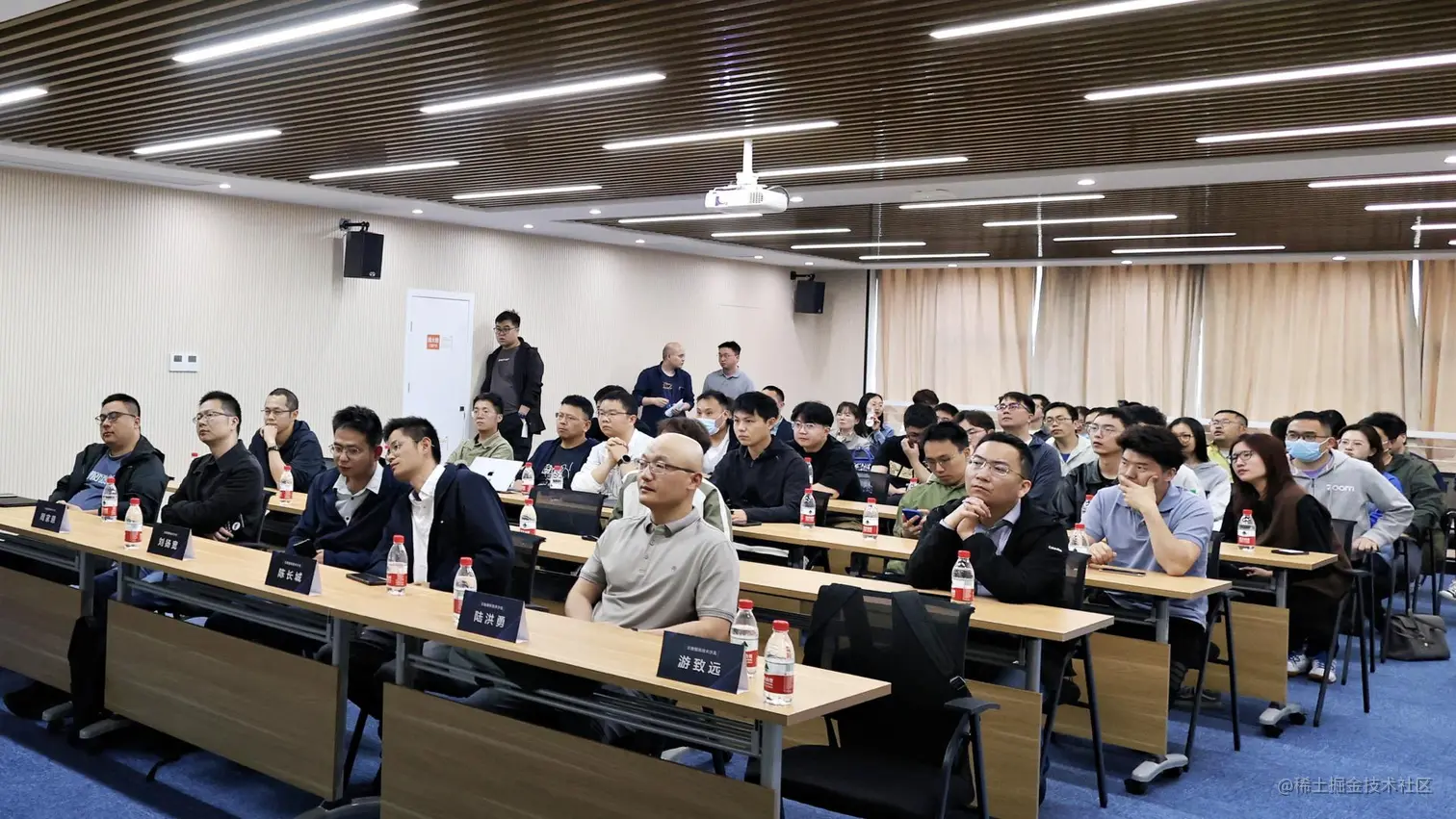 讲师和参会观众们，都在认真聆听演讲