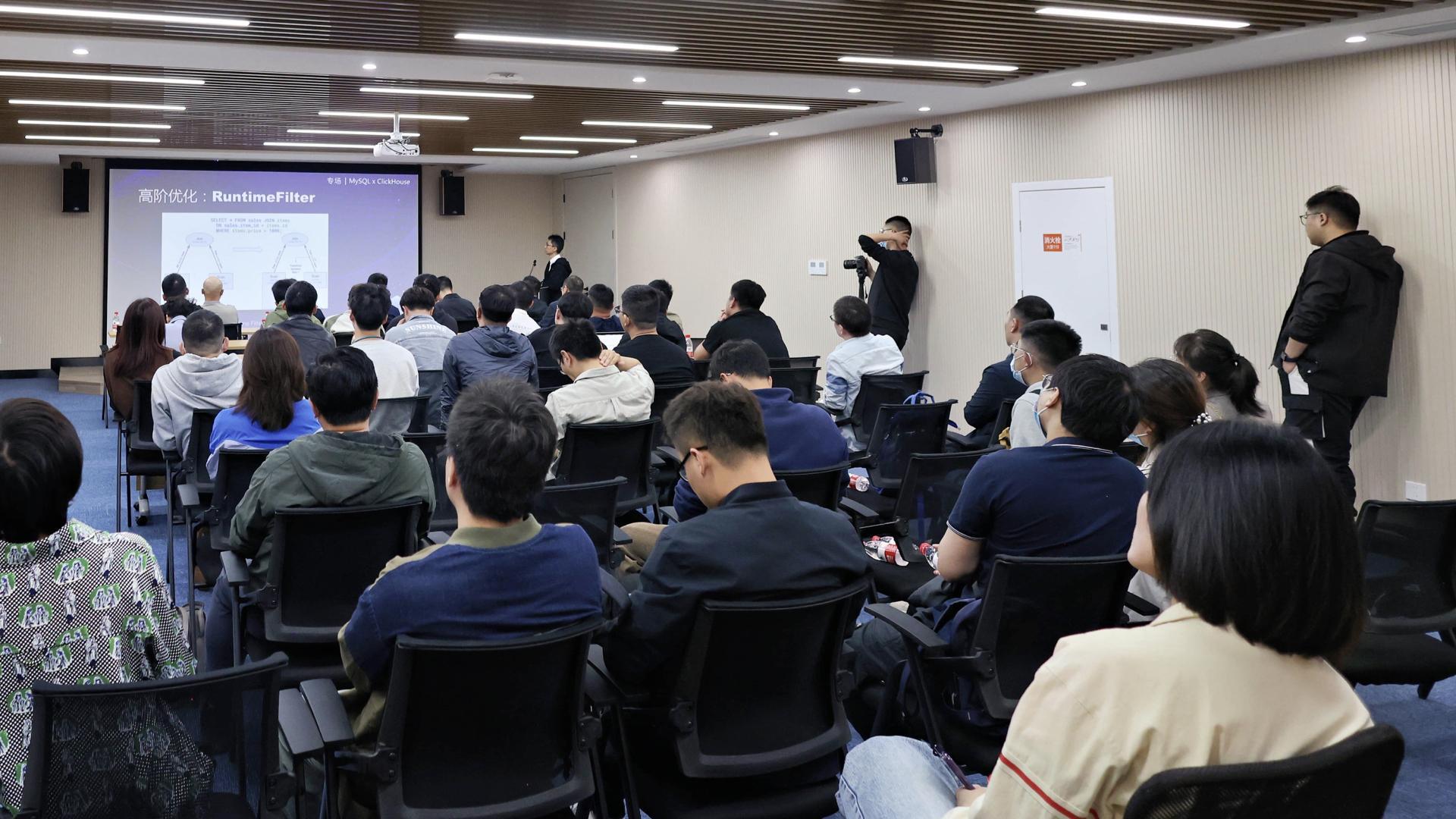 云数据库技术沙龙吸引了不少参会者