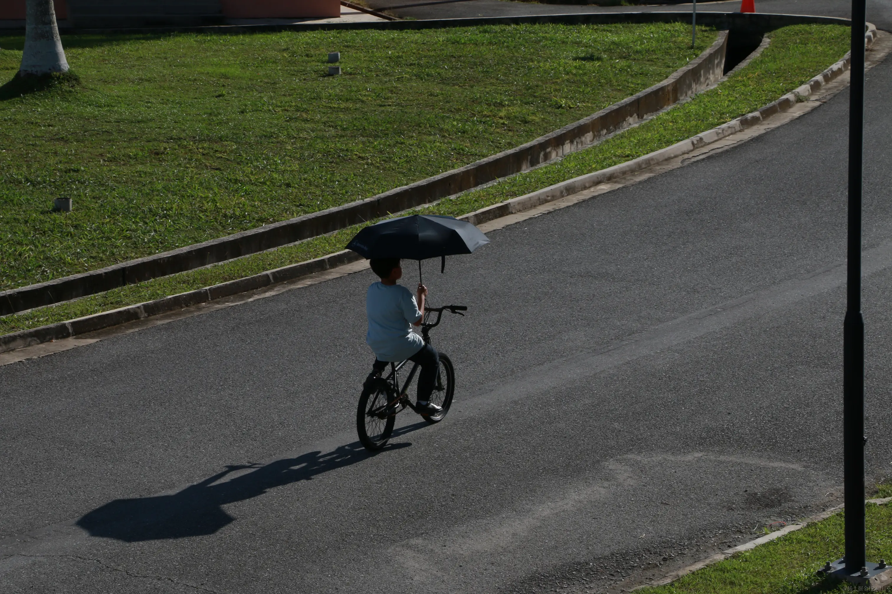 开场图·骑单车的男孩·摄于 2023年 文莱