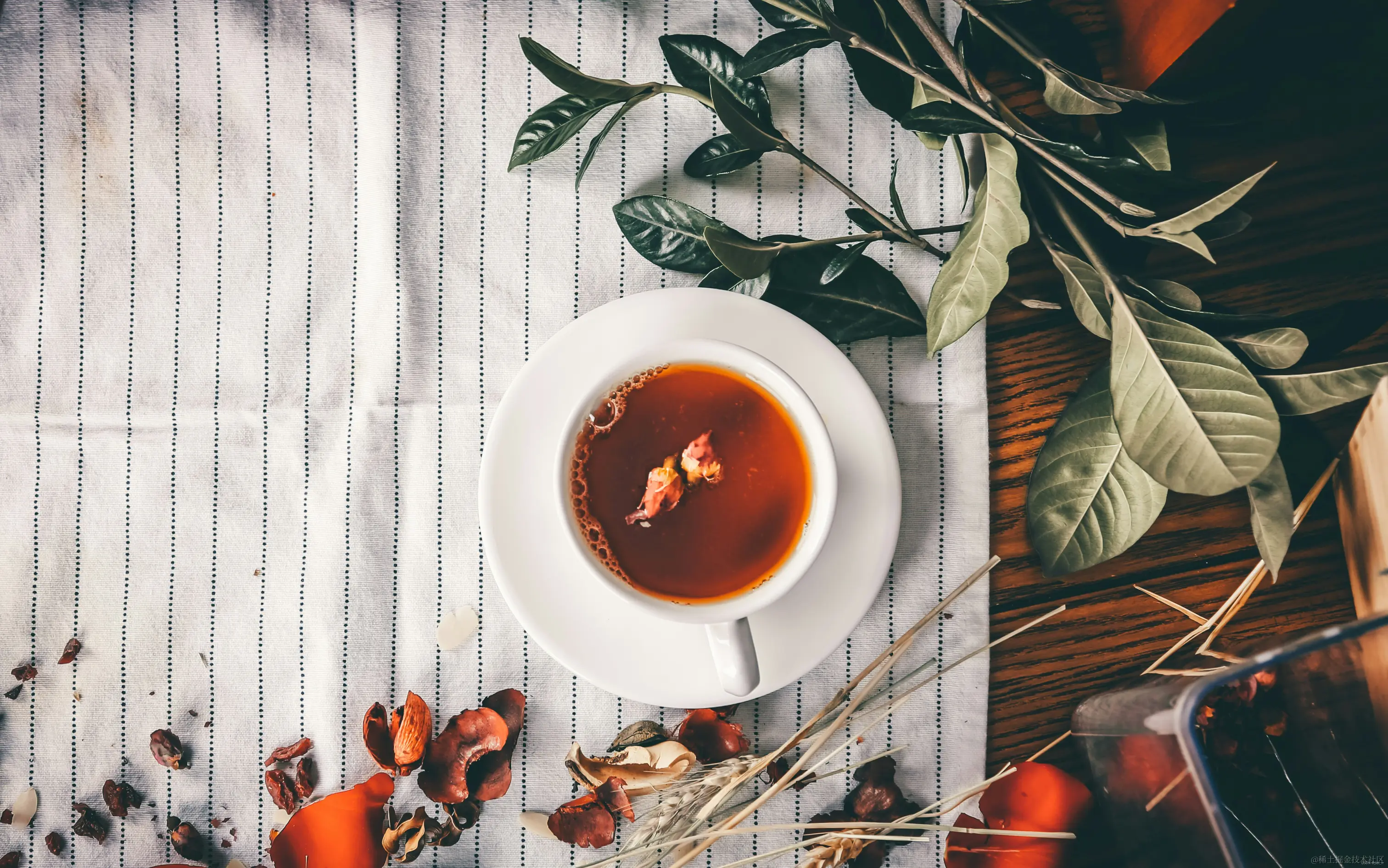 https://unsplash.com/photos/tea-serve-on-white-teacup-DFtvglCPWjY