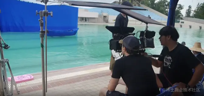 水面的场景在泳池上结合蓝幕拍摄