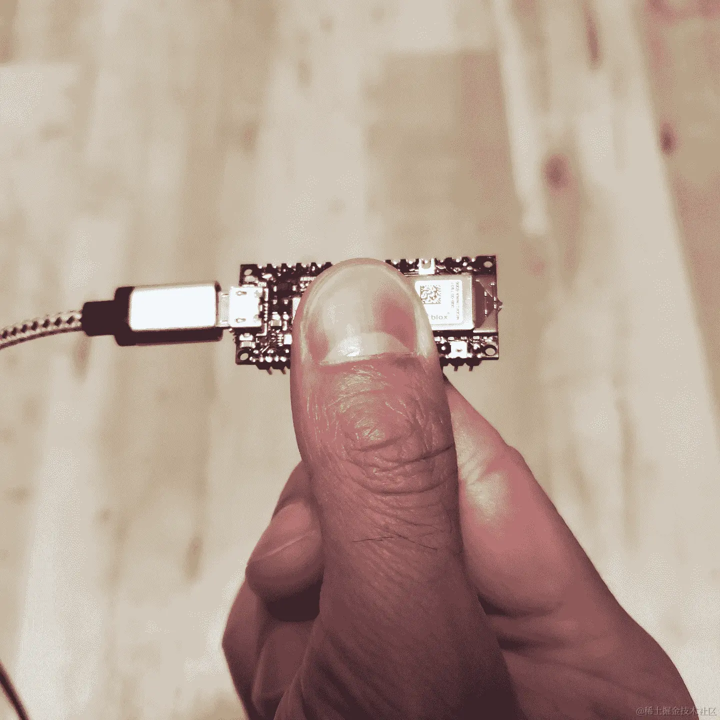 一只手拿着 Arduino Nano 33 BLE Sense 板的照片