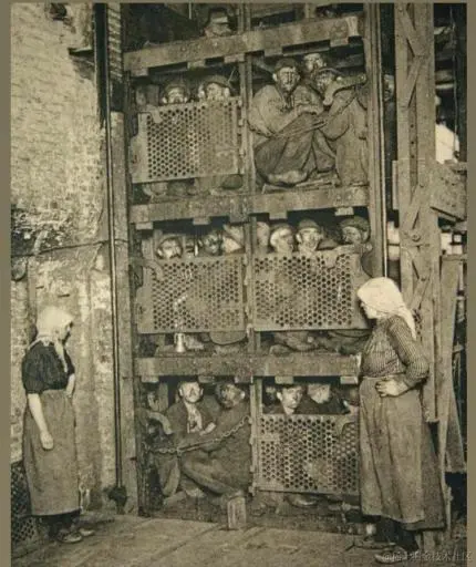 1920比利时工作一天后，煤矿工人乘煤矿电梯抵达