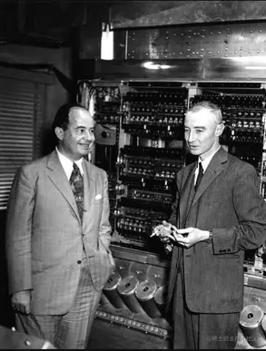 冯·诺依曼和奥本海默在第一台计算机前合影