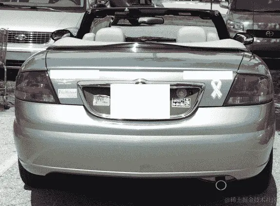 一辆两座运动型车辆背面的照片，附近贴有贴纸。