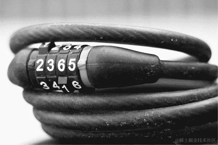 自行车锁的照片，有四位数字组合。