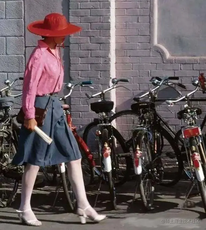 20世纪80年代穿着时尚丝袜的中国姑娘