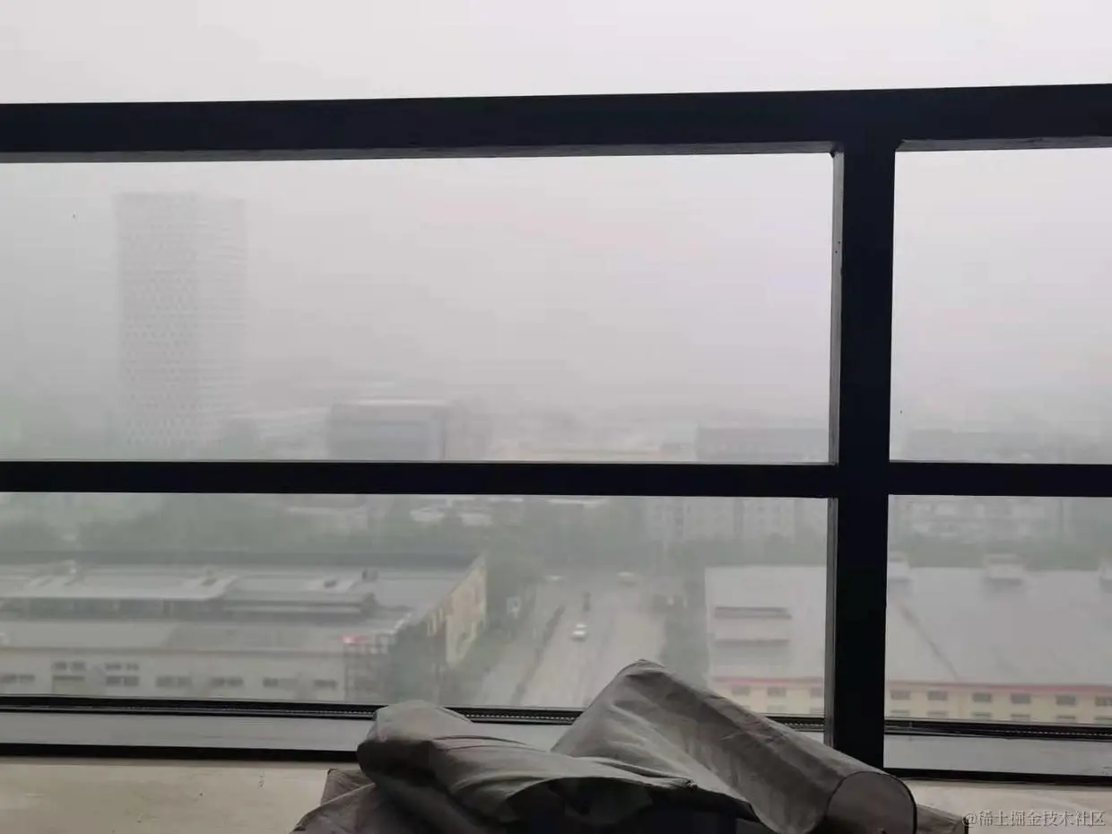 摄于暴雨时