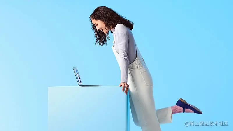 一个人看着 Windows 11 笔记本电脑