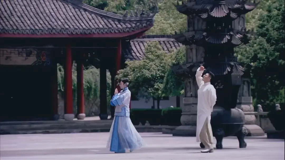 《海上孟府》里有一段爆笑的“嫂溺叔援之以手”和枣泥咸猪手哈哈