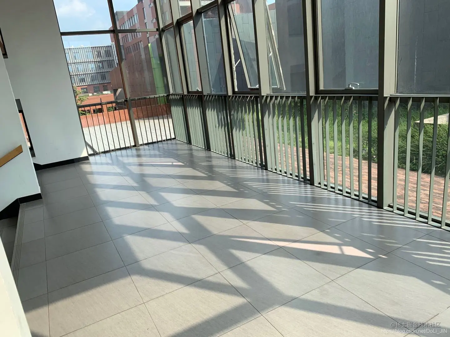 学校的一个楼梯拐角