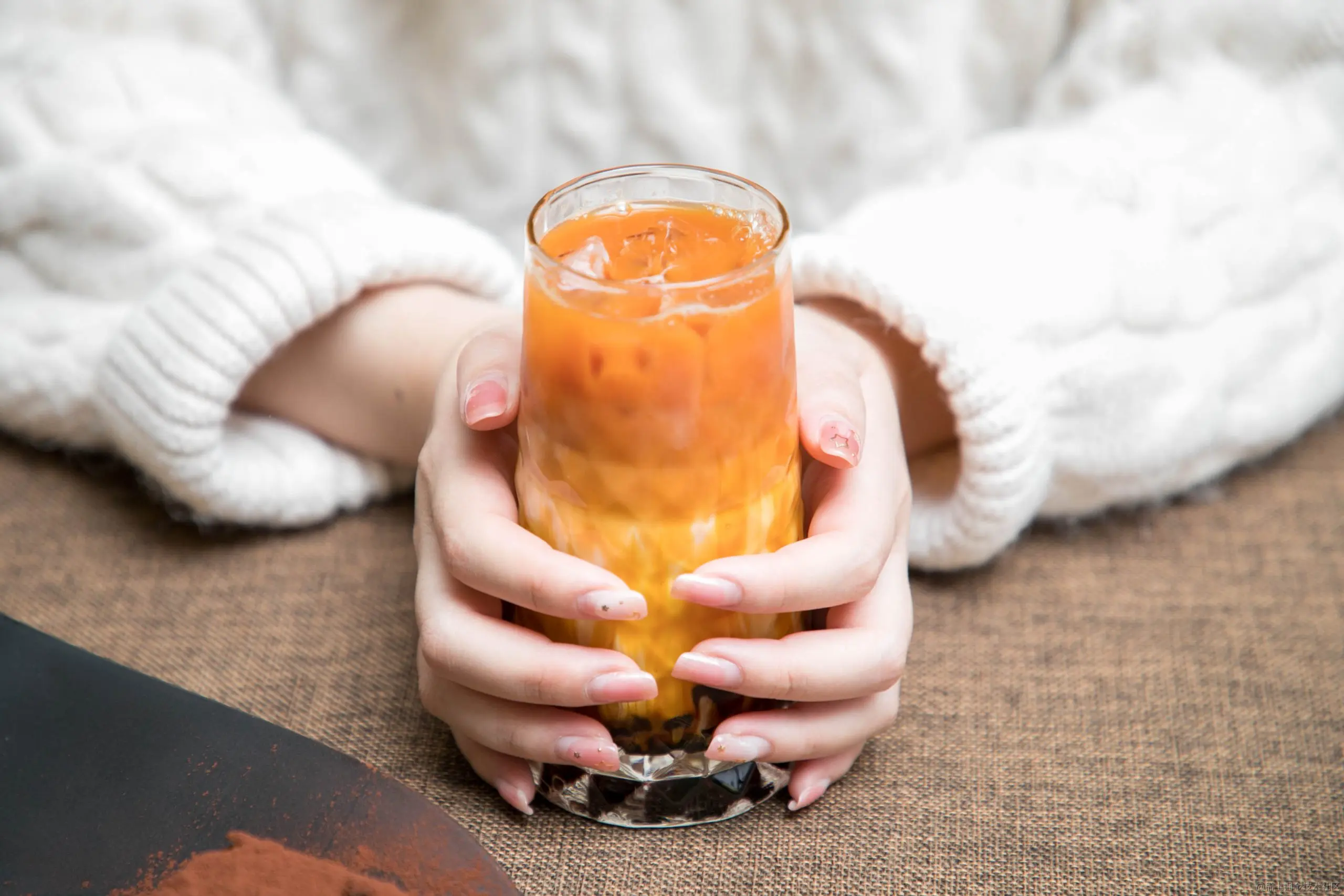 hold bubble tea in hand