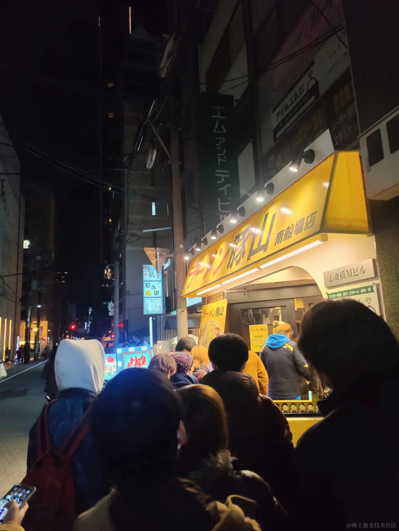 豚山拉面-日本特殊场景在店外排队