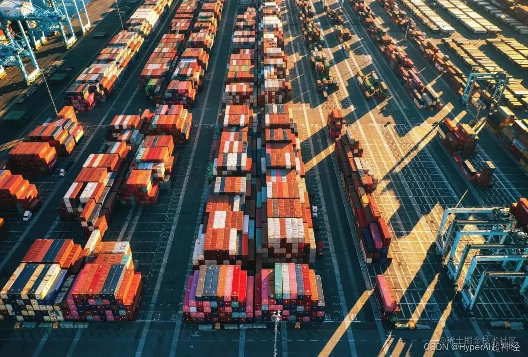 堆积在港口等待运输的集装箱