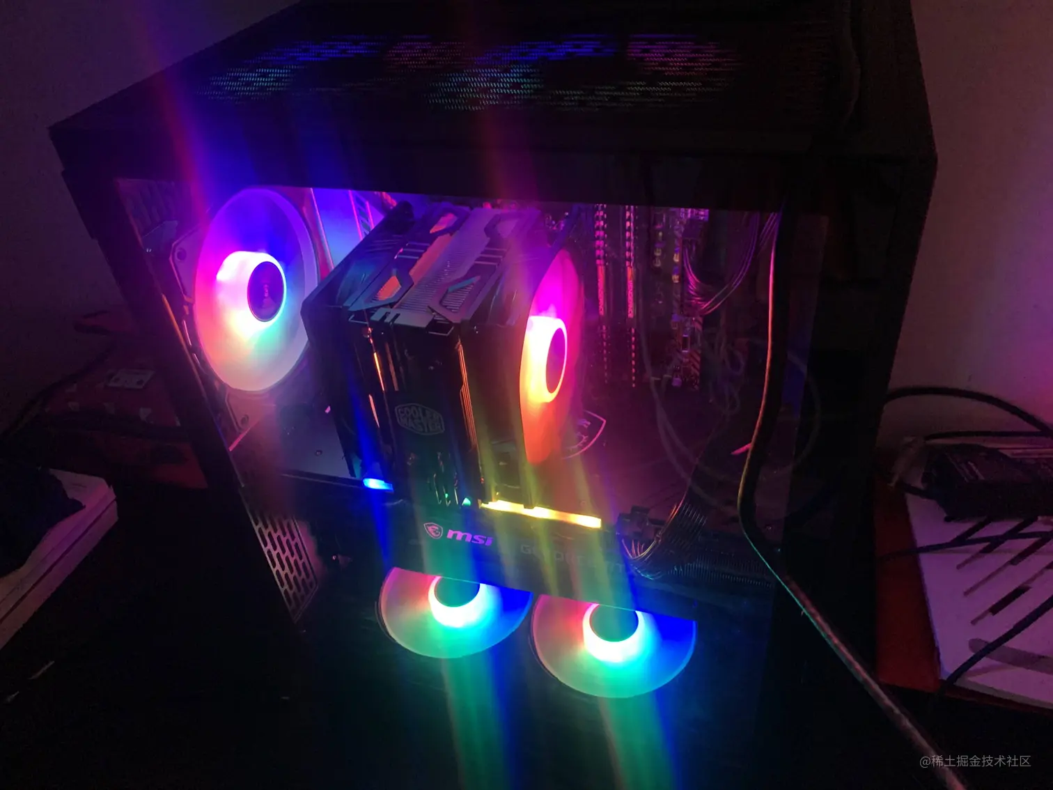 晚上开机长这样