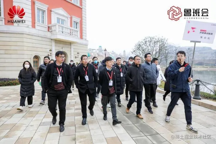 学员参观华为云贵安数据中心
