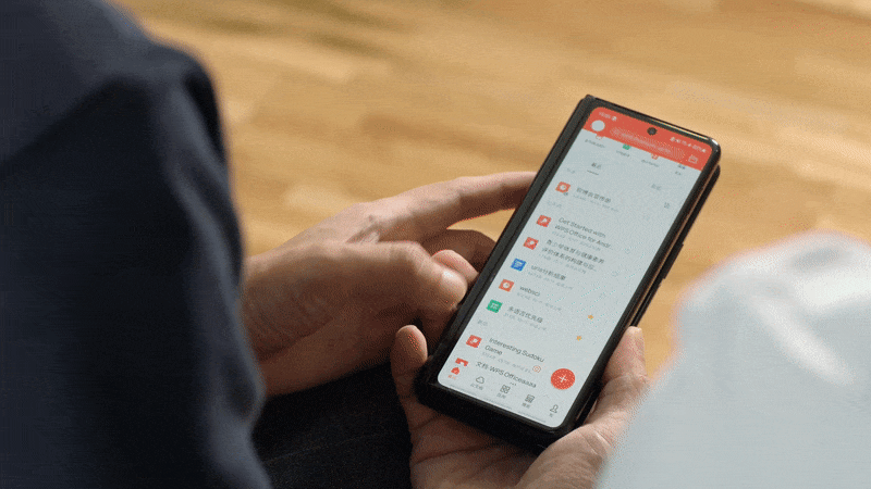 △ 折叠屏设备可以在折叠和展开之间随时切换