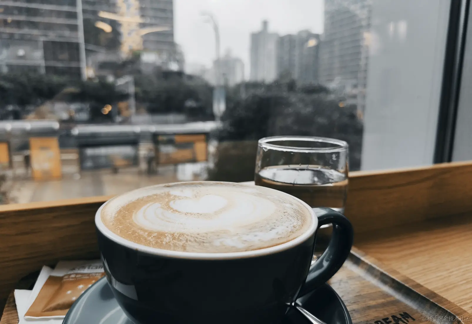 下雨天钻进书店的懒散