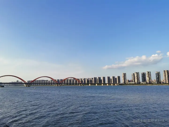 不远处跨江大桥