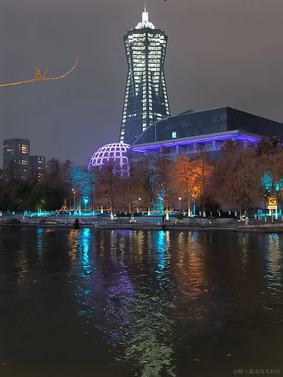 大运河旁的大厦