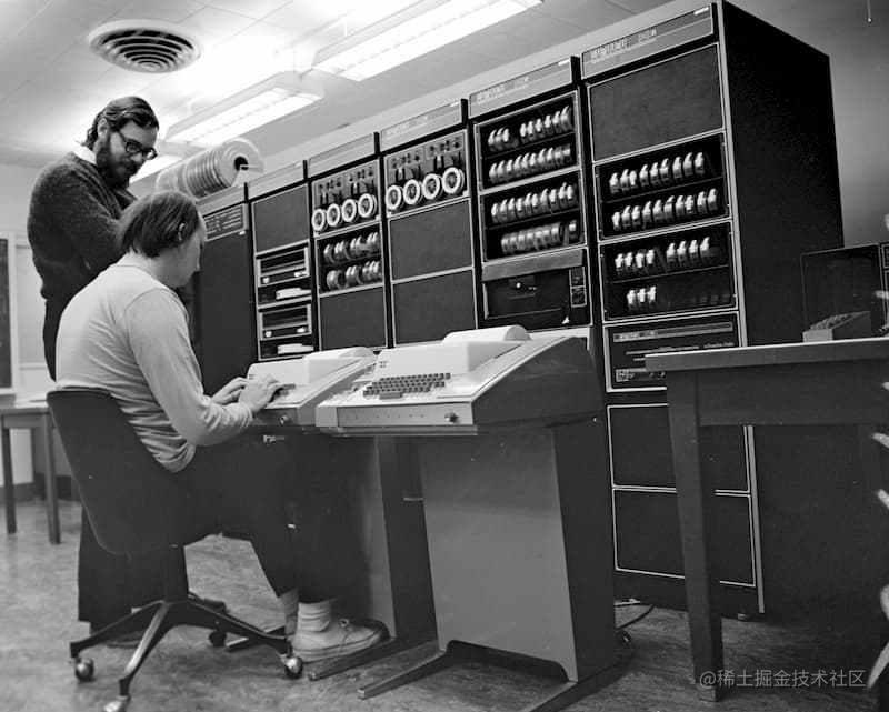 肯•汤普森和丹尼斯•里奇在 PDP11 电脑上开发 UNIX 操作系统