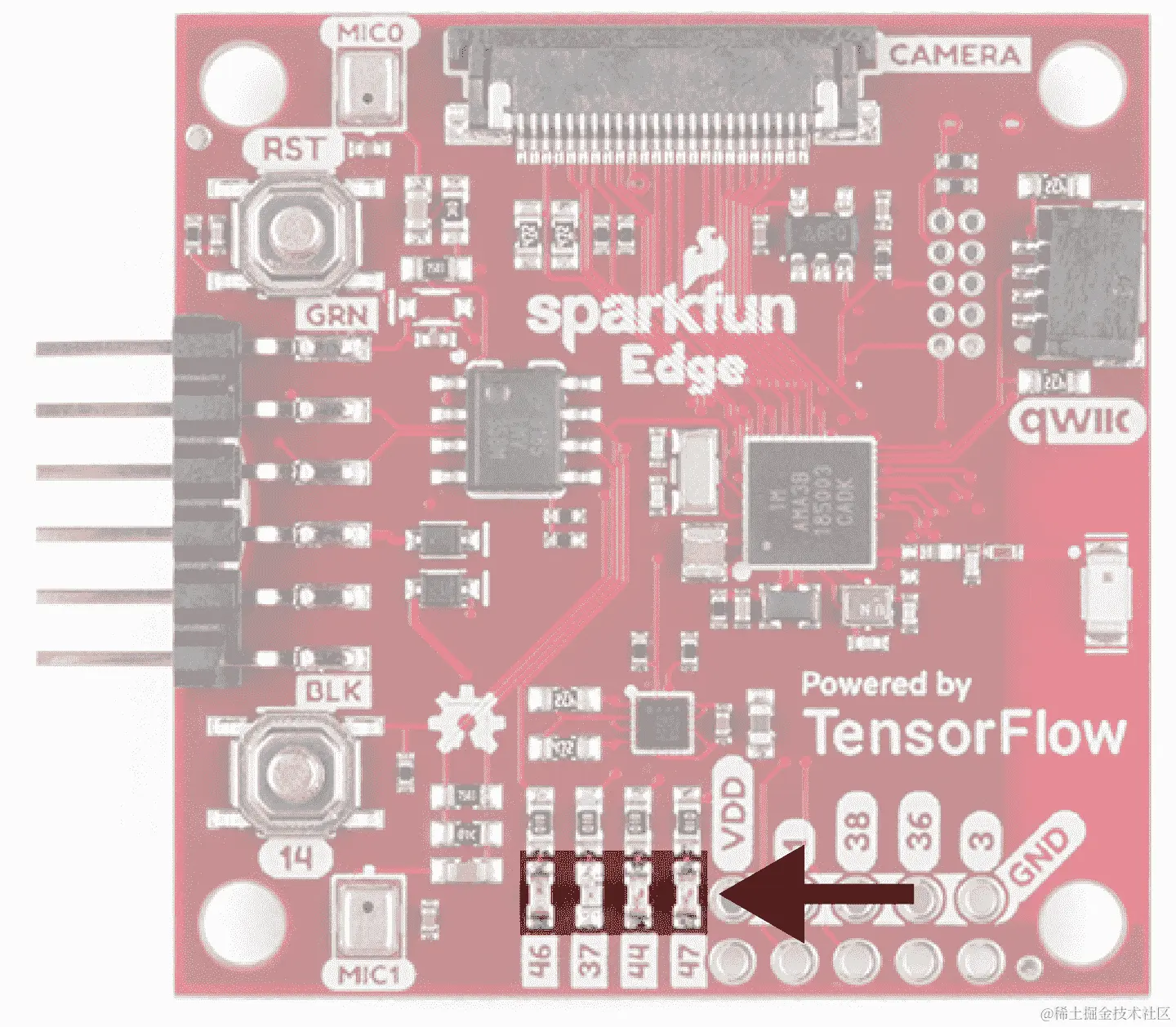 突出显示其四个 LED 的 SparkFun Edge 的照片