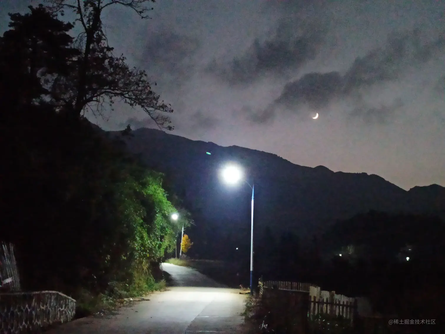 走到路灯和月亮被点亮