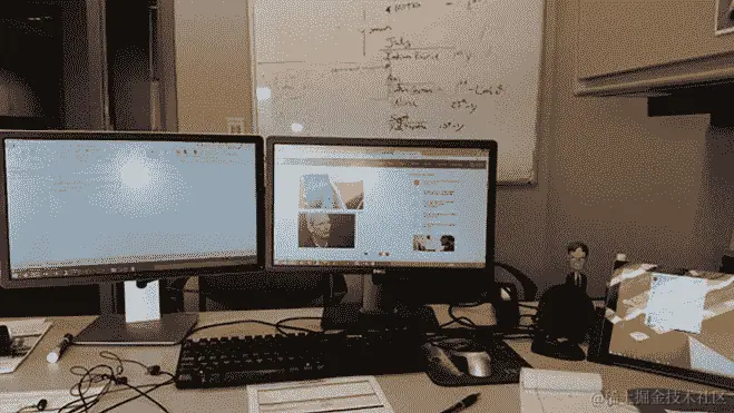 一个典型的工作环境的照片，包括操作系统、数字电话、台灯和一些电脑旁的工作表，以及右侧的笔筒。