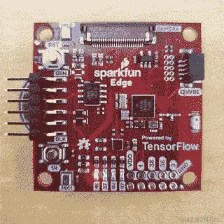 显示 SparkFun Edge 带有两个 LED 灯亮起的视频静止图像