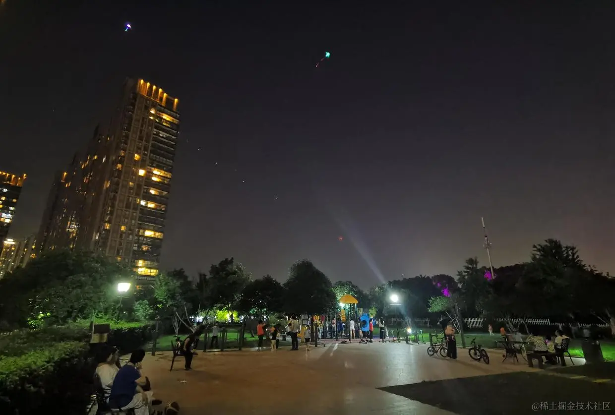 摄于傍晚，小区一角，小孩们的快乐星球