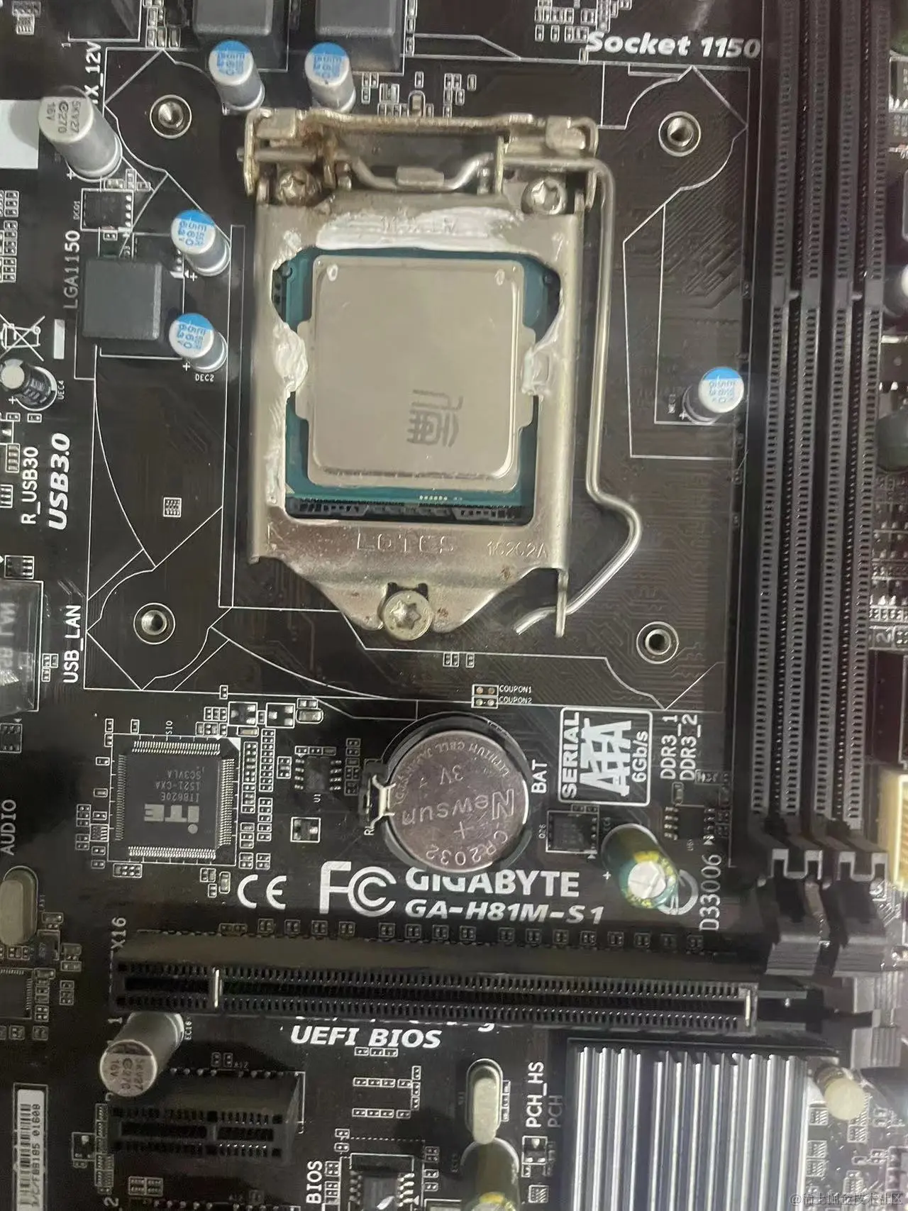 装好CPU的主板.jpg