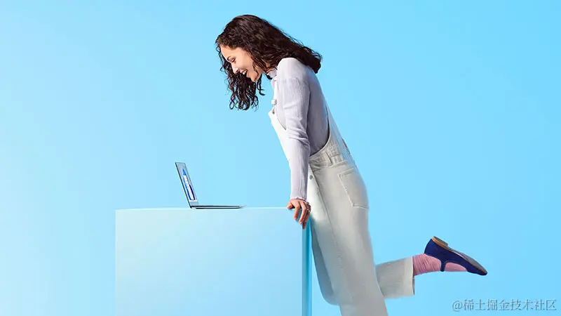 一个人看着 Windows 11 笔记本电脑