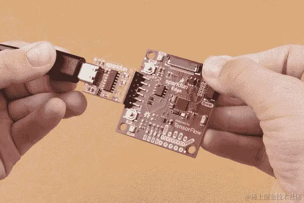 显示 SparkFun Edge 和 USB-C 串行基本连接方式的照片