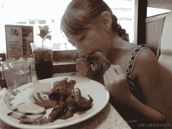 一个女孩正在吃一个鸽子的头部，盘子上放着更多的肉片和番茄黄瓜片。
