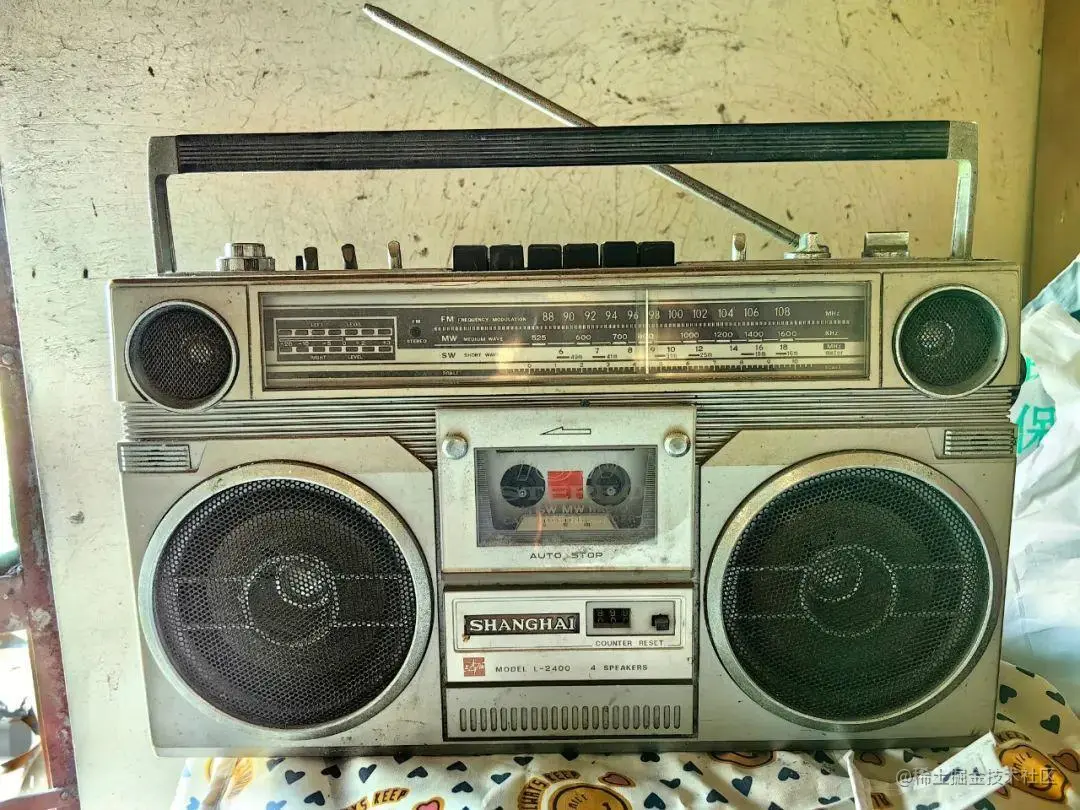 录音机转啊转，从此，命运的齿轮开始转动……