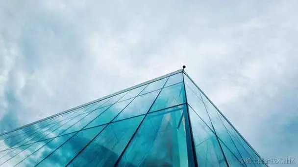 数据中心经理满意地看着平板电脑