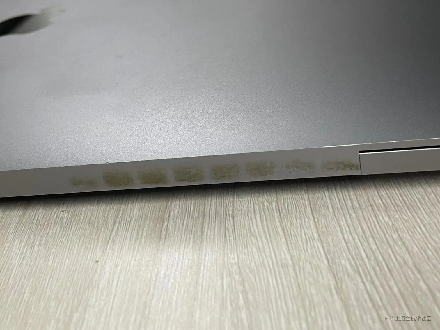 烤黄了转轴的macbook pro