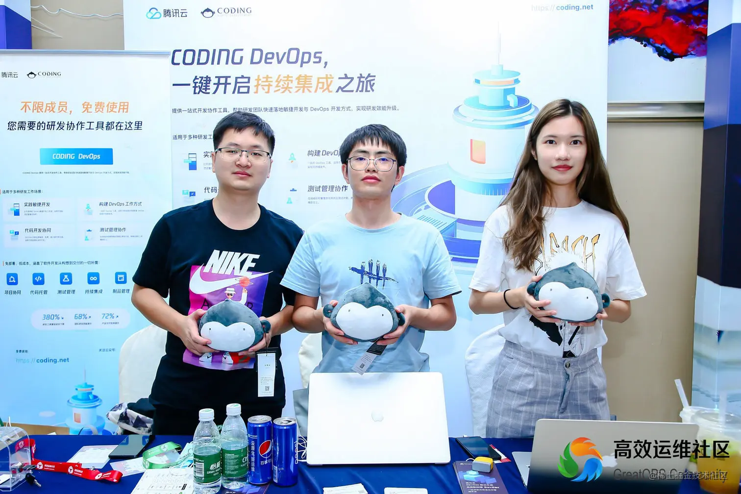 CODING 展位工作人员合影