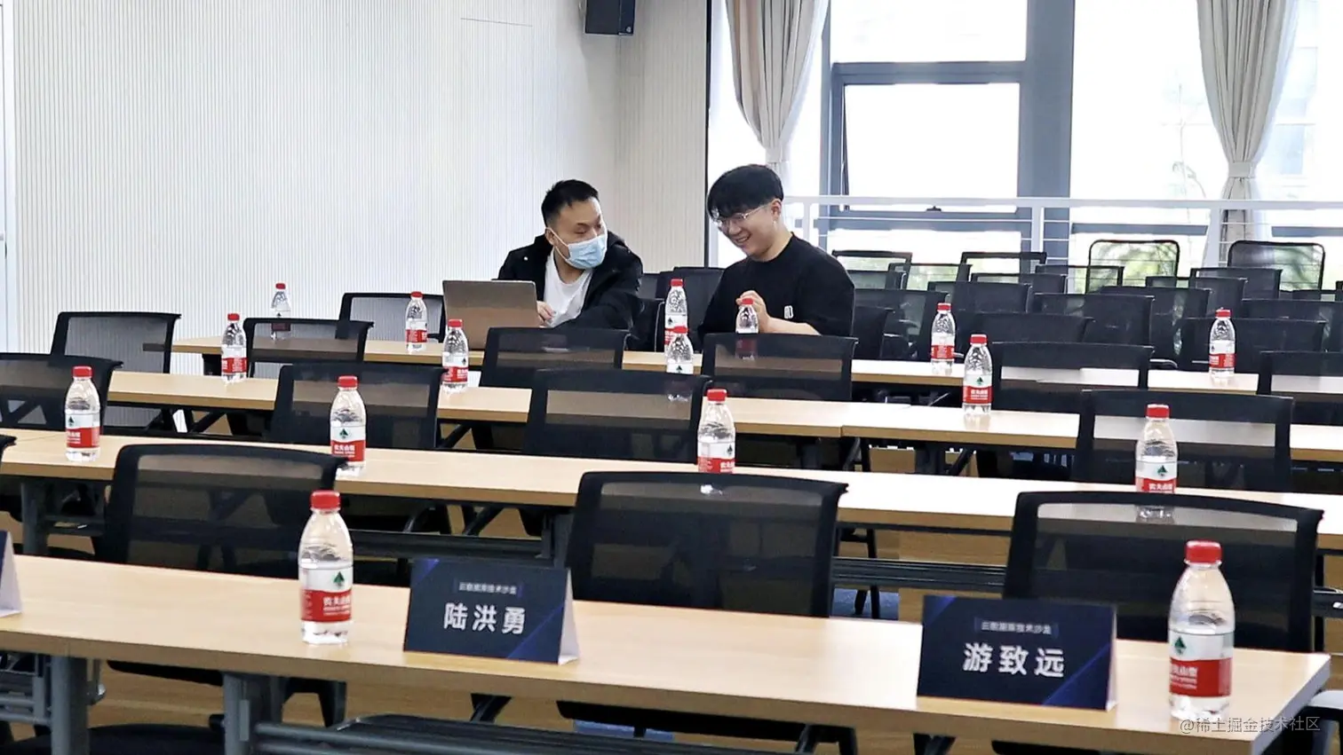 提前1小时到场的第1、2名参会同学