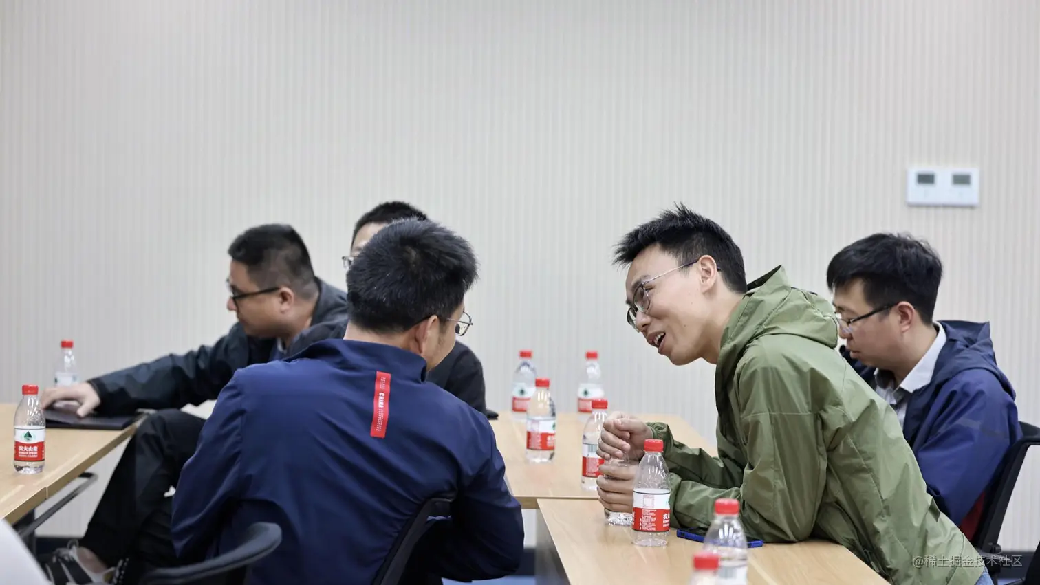 同学们在休息时间，也是热火朝天的技术交流